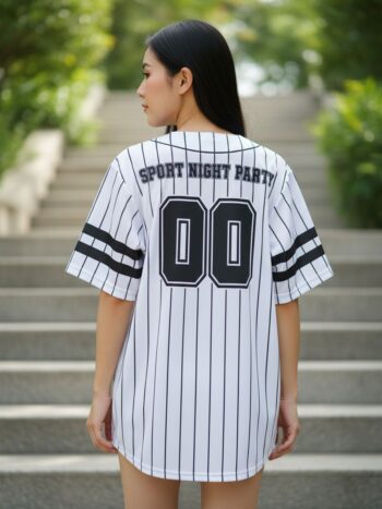 MOCKUP2 - เสื้อเบสบอลทีมงาน ลายทางสีขาวดำ - ด้านหลัง นางแบบสวมใส่