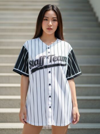 MOCKUP2 - เสื้อเบสบอลทีมงาน ลายทางสีขาวดำ - ด้านหน้า นางแบบสวมใส่