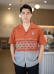 ออกแบบเสื้อทีมผ้าไทย รับผลิตเสื้อทีมผ้าไทย ทรงฮาวาย ด้านหน้า
