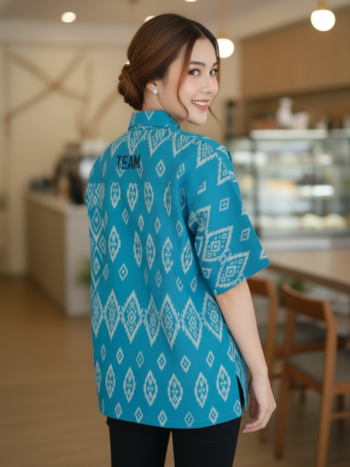 เสื้อทีมผ้าไทย ลายมัดหมี่ ด้านหลัง