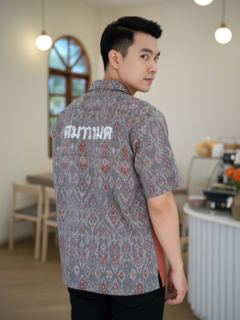 เสื้อทีมผ้าไทย ลายมัดหมี่ ด้านหลัง