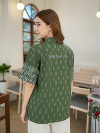 เสื้อทีมผ้าไทย ลายมัดหมี่ ด้านหลัง