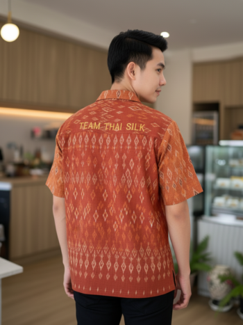เสื้อทีมผ้าไทย ลายมัดหมี่ ด้านหลัง