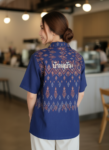 ออกแบบเสื้อทีมผ้าไทย รับผลิตเสื้อทีมผ้าไทย ทรงฮาวาย ด้านหน้า