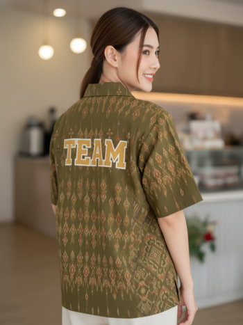 เสื้อทีมผ้าไทย ลายมัดหมี่ ด้านหลัง