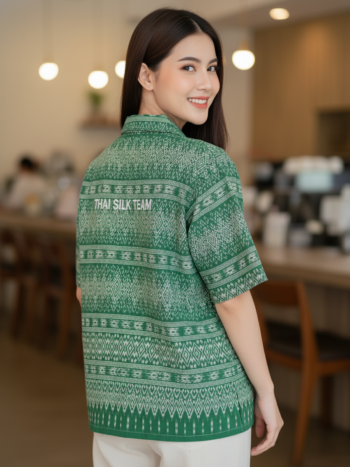 เสื้อทีมผ้าไทย ลายมัดหมี่ ด้านหลัง