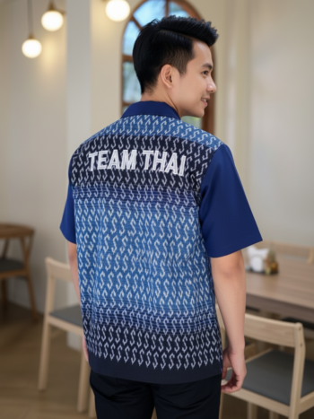 เสื้อทีมผ้าไทย ลายมัดหมี่ ด้านหลัง