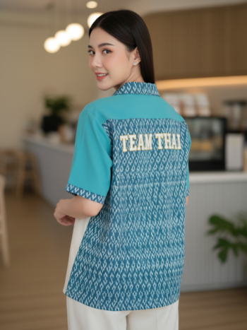 เสื้อทีมผ้าไทย ลายมัดหมี่ ด้านหลัง
