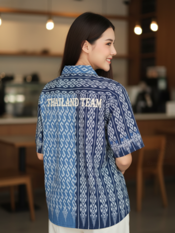 เสื้อทีมผ้าไทย ลายมัดหมี่ ด้านหลัง