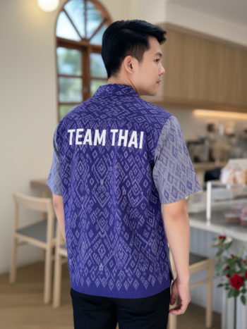 เสื้อทีมผ้าไทย ลายมัดหมี่ ด้านหลัง