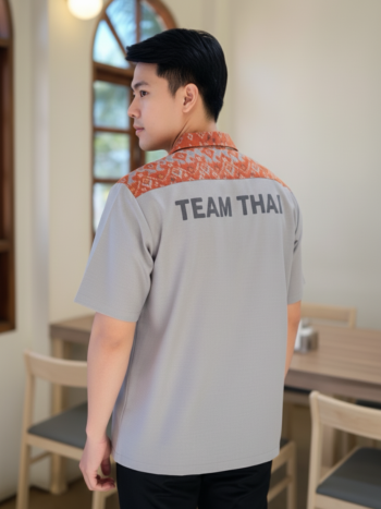 เสื้อทีมผ้าไทย ลายมัดหมี่ ด้านหลัง