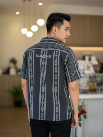 เสื้อทีมผ้าไทย ลายมัดหมี่ ด้านหลัง
