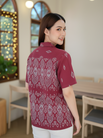 เสื้อทีมผ้าไทย ลายมัดหมี่ ด้านหลัง