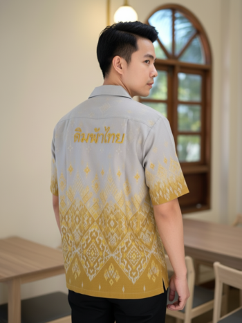 เสื้อทีมผ้าไทย ลายมัดหมี่ ด้านหลัง