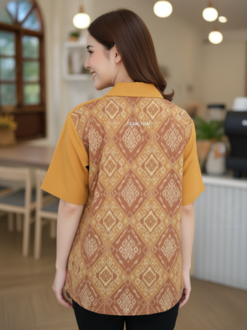 เสื้อทีมผ้าไทย ลายมัดหมี่ ด้านหลัง