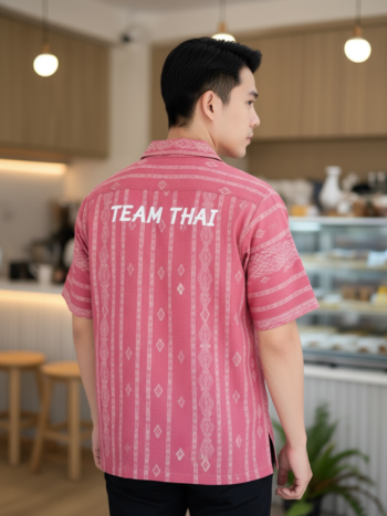 เสื้อทีมผ้าไทย ลายมัดหมี่ ด้านหลัง