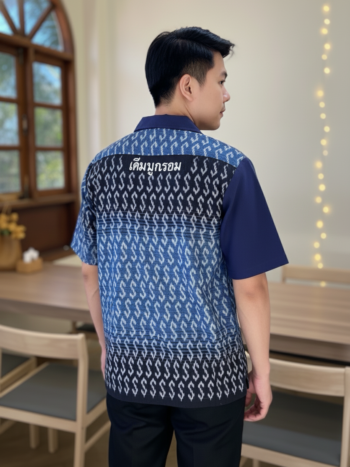 เสื้อทีมผ้าไทย ลายมัดหมี่ ด้านหลัง