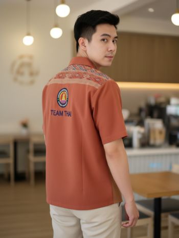 เสื้อทีมผ้าไทย ลายมัดหมี่ ด้านหลัง