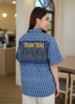 ออกแบบเสื้อทีมผ้าไทย รับผลิตเสื้อทีมผ้าไทย ทรงฮาวาย ด้านหน้า