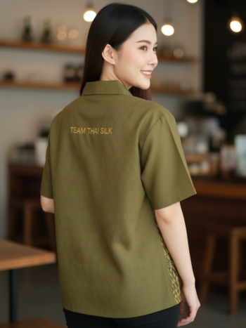 เสื้อทีมผ้าไทย ลายมัดหมี่ ด้านหลัง