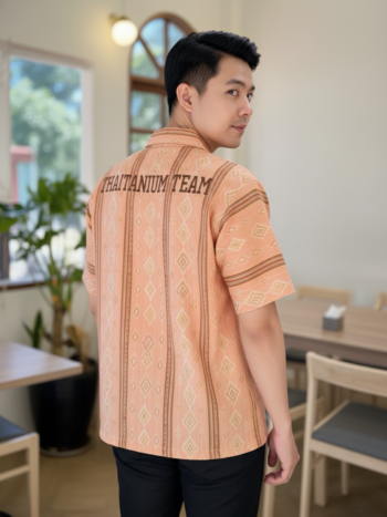 เสื้อทีมผ้าไทย ลายมัดหมี่ ด้านหลัง