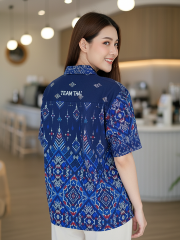 เสื้อทีมผ้าไทย ลายมัดหมี่ ด้านหลัง