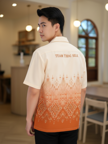 เสื้อทีมผ้าไทย ลายมัดหมี่ ด้านหลัง