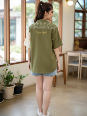 เสื้อทีมผ้าไทย ลายมัดหมี่ ด้านหลัง