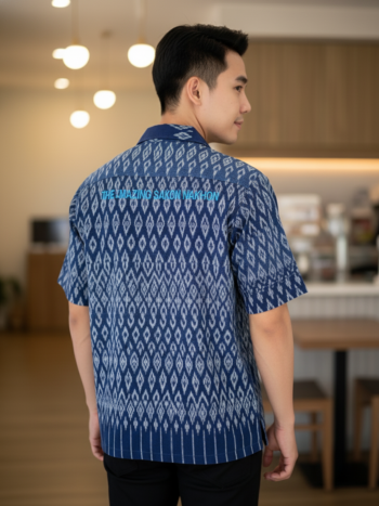 เสื้อทีมผ้าไทย ลายมัดหมี่ ด้านหลัง