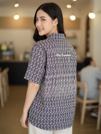 เสื้อทีมผ้าไทย ลายมัดหมี่ ด้านหลัง