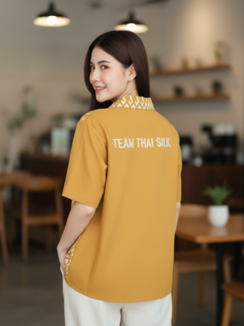เสื้อทีมผ้าไทย ลายมัดหมี่ ด้านหลัง