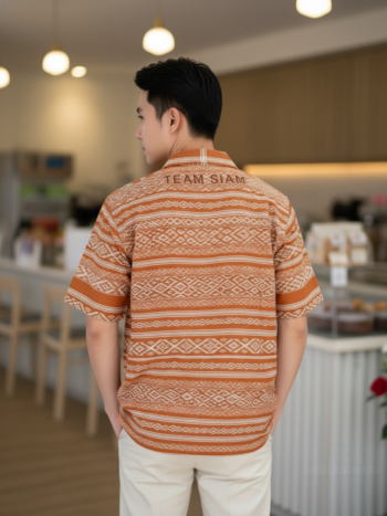 เสื้อทีมผ้าไทย ลายมัดหมี่ ด้านหลัง