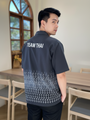 เสื้อทีมผ้าไทย ลายมัดหมี่ ด้านหลัง