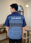 ออกแบบเสื้อทีมผ้าไทย รับผลิตเสื้อทีมผ้าไทย ทรงฮาวาย ด้านหน้า