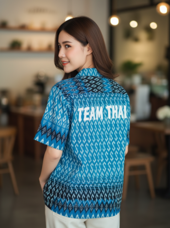 เสื้อทีมผ้าไทย ลายมัดหมี่ ด้านหลัง