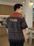 ออกแบบเสื้อทีมผ้าไทย รับผลิตเสื้อทีมผ้าไทย ทรงฮาวาย ด้านหน้า