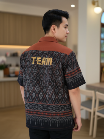เสื้อทีมผ้าไทย ลายมัดหมี่ ด้านหลัง