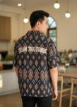 ออกแบบเสื้อทีมผ้าไทย รับผลิตเสื้อทีมผ้าไทย ทรงฮาวาย ด้านหน้า