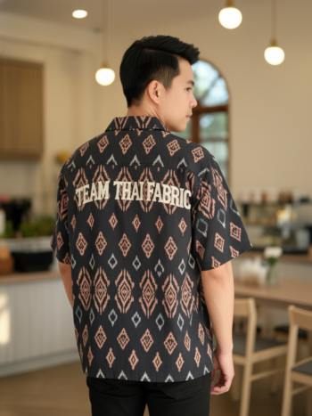 เสื้อทีมผ้าไทย ลายมัดหมี่ ด้านหลัง