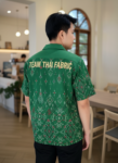 เสื้อทีมผ้าไทย เขียว ด้านหน้า ออกแบบ/รับผลิตเสื้อทีมผ้าไทย
