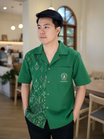 เสื้อทีมผ้าไทย เขียว ด้านหน้า ออกแบบ/รับผลิตเสื้อทีมผ้าไทย