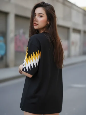 เสื้อโอเวอร์ไซส์ ลายลูกศรซ้อนเหลือง-ขาว สีดำ ด้านหลัง