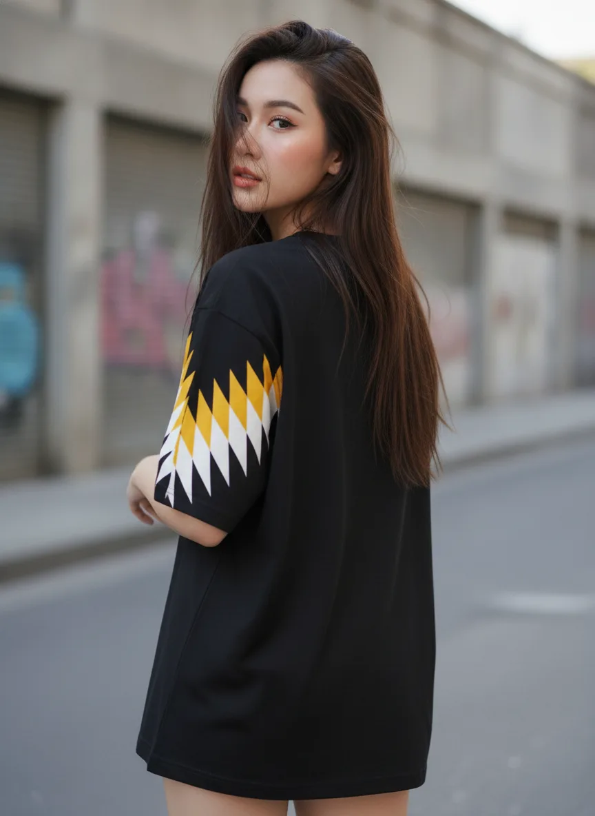เสื้อโอเวอร์ไซส์ ลายลูกศรซ้อนเหลือง-ขาว สีดำ ด้านหลัง เสื้อโอเวอร์ไซส์ ลายลูกศรซ้อนเหลือง-ขาว สีดำ ด้านหลัง