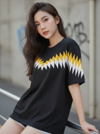 เสื้อโอเวอร์ไซส์ลายลูกศรซ้อนเหลือง-ขาวสีดำ ด้านหน้า