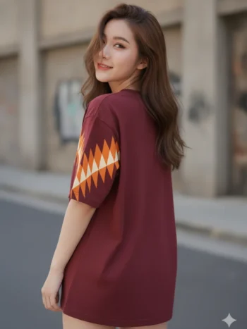 เสื้อโอเวอร์ไซส์ ลายเชฟรอนส้ม-ครีม สีแดงเลือดหมู ด้านหลัง