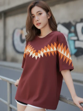 เสื้อโอเวอร์ไซส์ลายเชฟรอนส้ม-ครีมสีแดงเลือดหมู ด้านหน้า