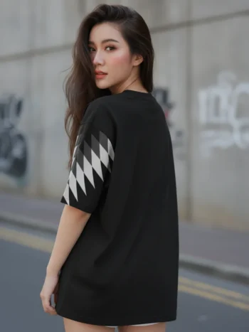 เสื้อโอเวอร์ไซส์ ลายเกล็ดเพชรไล่โทน สีดำ ด้านหลัง