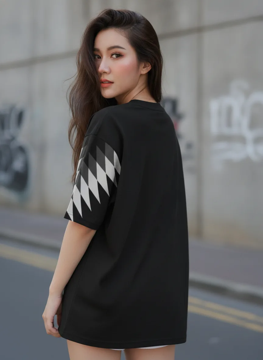 เสื้อโอเวอร์ไซส์ ลายเกล็ดเพชรไล่โทน สีดำ ด้านหลัง เสื้อโอเวอร์ไซส์ ลายเกล็ดเพชรไล่โทน สีดำ ด้านหลัง