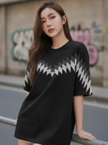 เสื้อโอเวอร์ไซส์ลายเกล็ดเพชรไล่โทนสีดำ ด้านหน้า
