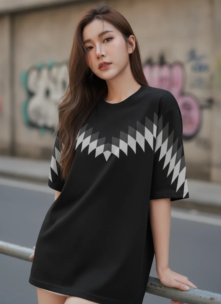 เสื้อโอเวอร์ไซส์ลายเกล็ดเพชรไล่โทนสีดำ ด้านหน้า เสื้อโอเวอร์ไซส์ลายเกล็ดเพชรไล่โทนสีดำ ด้านหน้า